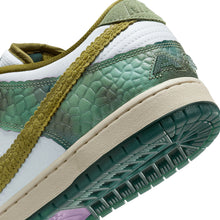 Load image into Gallery viewer, Nike SB &quot;Dunk Low &quot; // Chameleon
